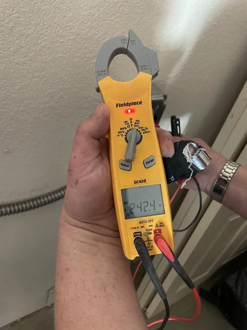 Voltage testing with clamp meter during Outlet Installation in Keystone
